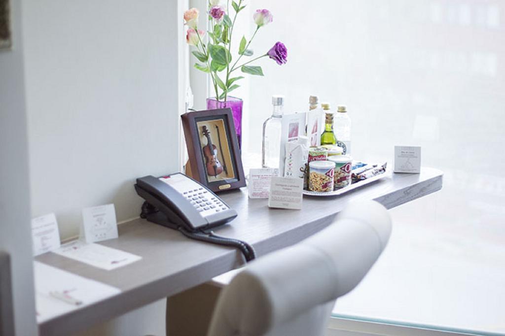 Suites Contempo เม็กซิโกซิตี้ ภายนอก รูปภาพ A typical hotel room telephone
